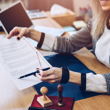 Notaire cherchant à numériser et archiver un document