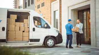 Livraison de boîtes d’archives par un transporteur