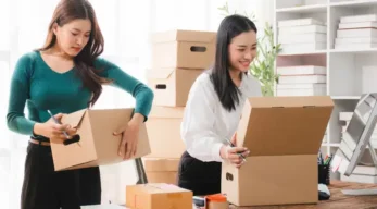 Femmes réalisant le cleaning day dans leur bureau