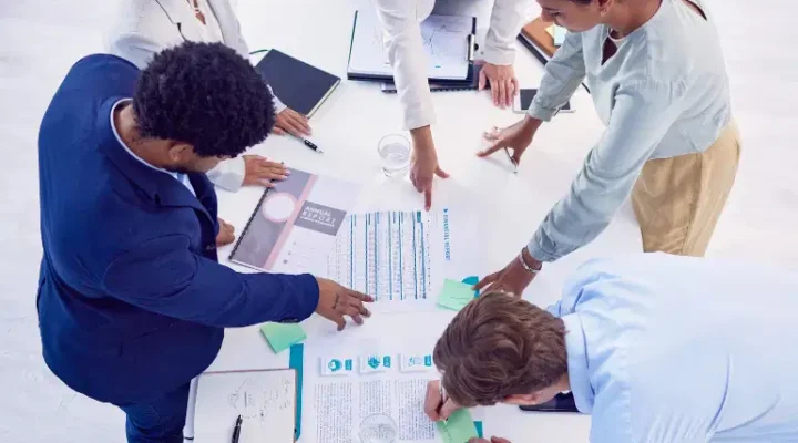 équipe d'archivistes en conseil et accompagnement documentaire
