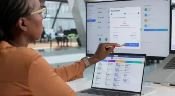 Femme travaillant sur un ERP RH après digitalisation des processus