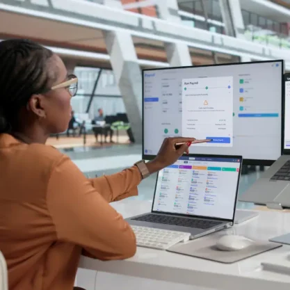 Femme travaillant sur un ERP RH après digitalisation des processus