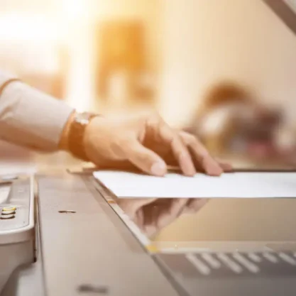 Personne réalisant une numérisation de documents professionnels